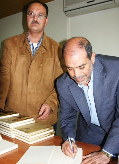 رئيس البلدية صبحي صقر والدكتور أكرم قانصوه أثناء التوقيع